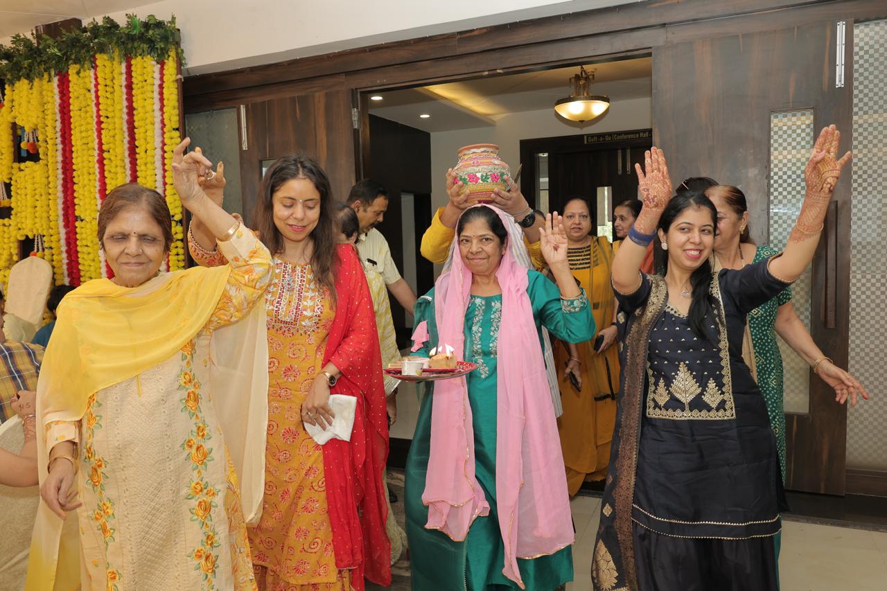 Hands on the kalash — the ritual in full swing